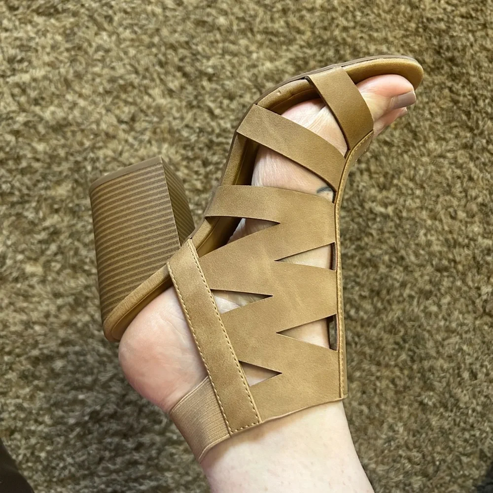 Tan Heels - Picture 5 of 5